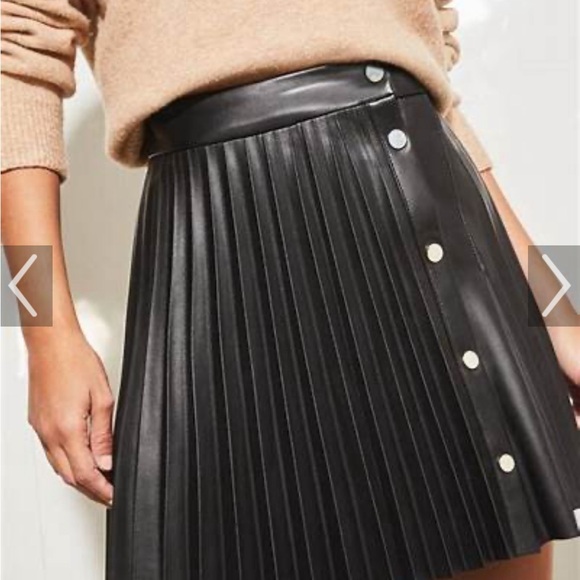 ZARA Faux Leather Pleated Mini Skirt With Front Metal Snap Button Closure - Picture 2 of 3
